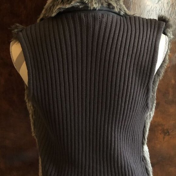 XOXO Faux Fur Lapel Cable Knit Sweater Vest. Preowned Size M Winter Must Have - Picture 3 of 6